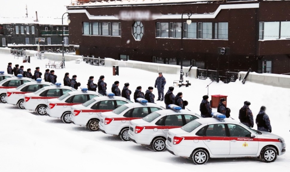 Росгвардейцам вручили ключи от новых служебных автомобилей в Архангельске